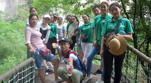 生活的樂趣在于追求，在一起活出不一樣的青春。