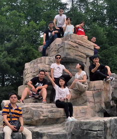 云山疊翠，火爆家人合影留念