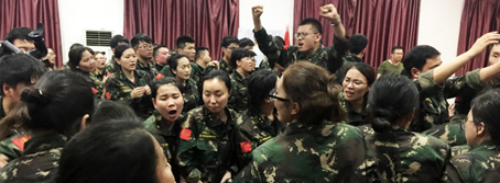 人生路，堅持方能成功，困難途中，攜手便是天堂！