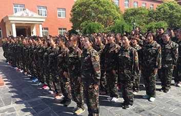 英姿颯爽，沒有矯揉造作，只有堅強！