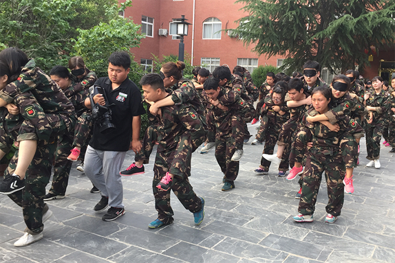 經(jīng)歷艱苦和磨難，體驗親情、友情的珍貴！