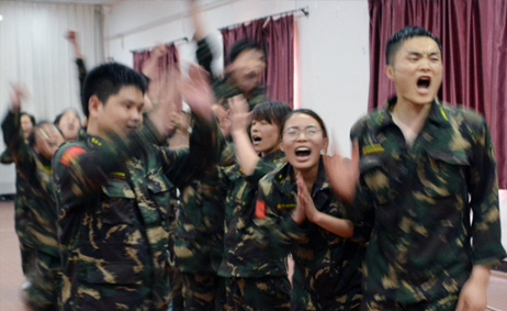 勇者無所畏懼，強者奮勇爭先！