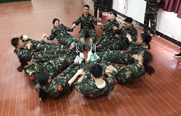 默契配合、高效協(xié)作，把不可能變?yōu)榭赡埽? />
                <p>默契配合、高效協(xié)作，把不可能變?yōu)榭赡埽?/p>
            </li>
            <li>
            	<img src=