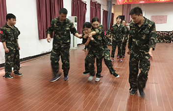 齊心協(xié)力，永創(chuàng)佳績，頑強拼搏，所向無敵！