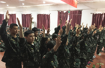 舉手表決，領袖魅力征服現(xiàn)場學員！