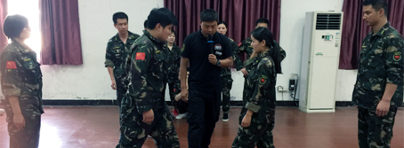 兩眼緊觀敵方手，一心謀劃成功策！