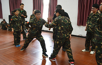 凝心聚力，為榮譽而戰(zhàn)；聚精會神，為集體爭光！