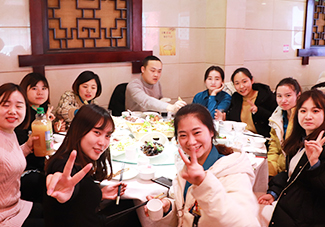 �𱬼��ˁ�(l��i)����(hu��)�������@һ��(ch��ng)��ɢ�đc������