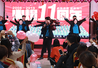 ��Խ�Լ�������衶ӭ���L(f��ng)������(l��)�҂��ɞ��Լ���Ӣ����