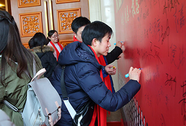 �t̺������10�꣬��ĸ�����������y����˲�g��